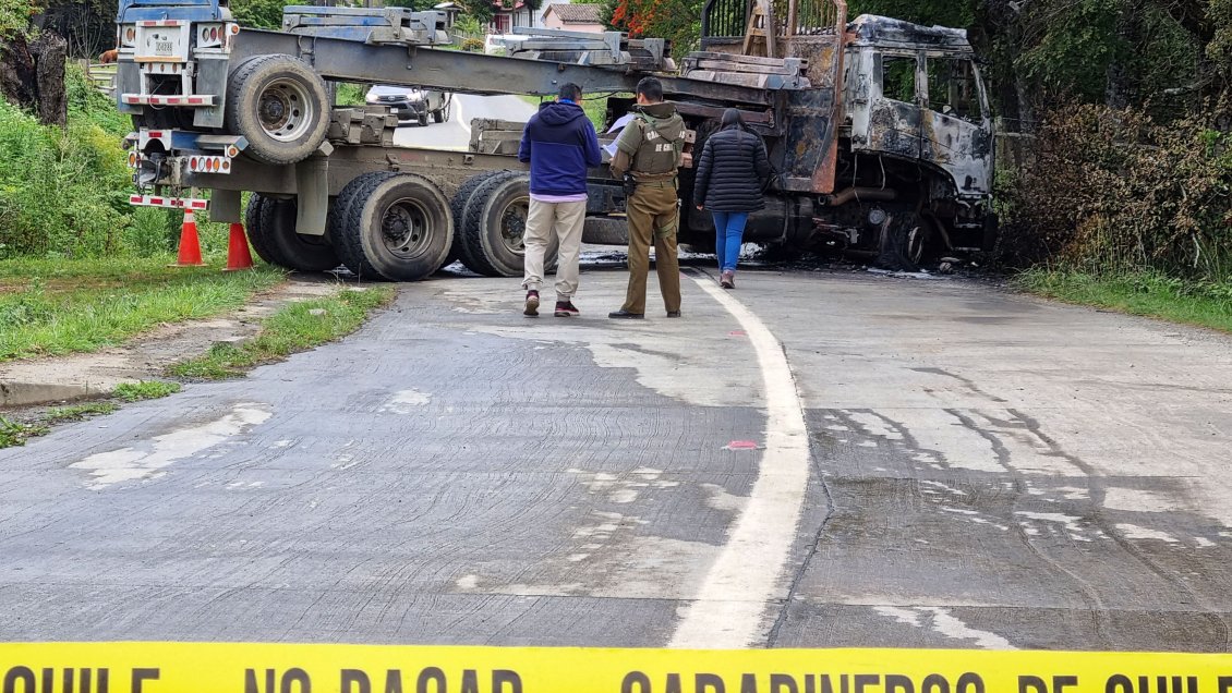 Al menos 15 encapuchados quemaron un camión y robaron una camioneta en ruta de Los Álamos
