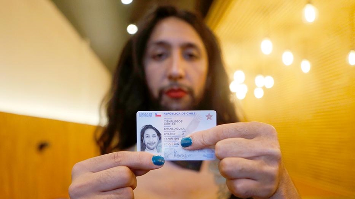 Joven que recibió la primera cédula no binaria pide 