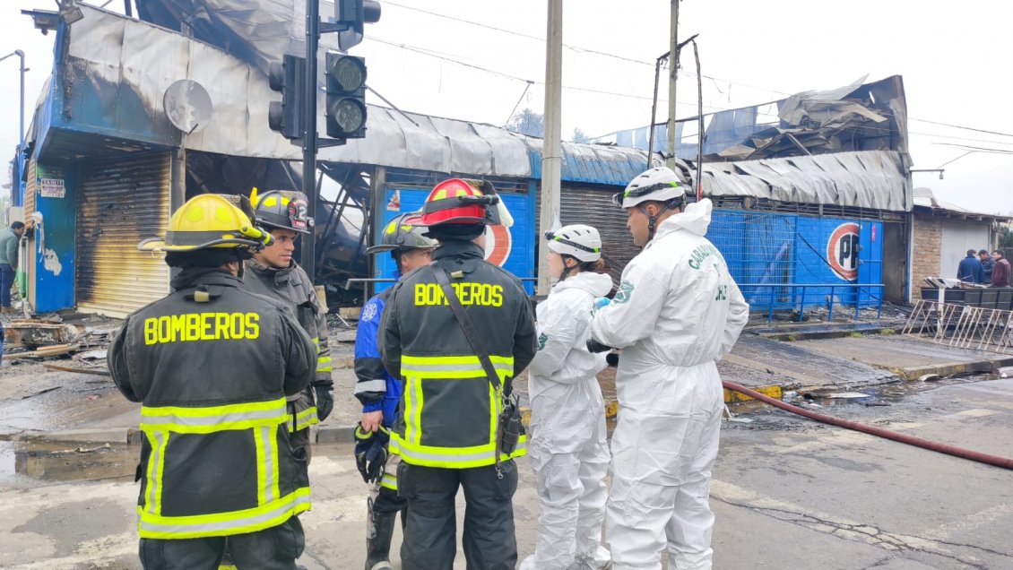 Encuentran cuerpo tras incendio que destruyó radio y supermercado en Parral