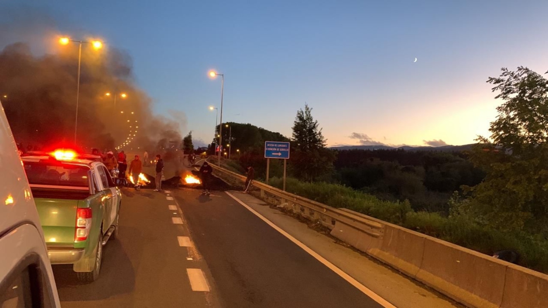 Pescadores artesanales instalaron barricadas en Laraquete por la prohibición de extraer mariscos por marea roja