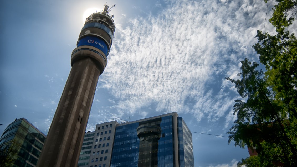 Entel vende sus activos de fibra óptica a fondo de inversión de EE.UU.