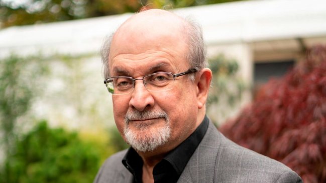 El escritor Salman Rushdie perdió un ojo y una mano tras sufrir agresión en agosto pasado