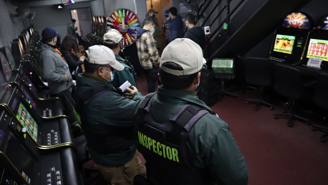 Temuco: Locales de tragamonedas vendían alcohol y cigarrillos de contrabando