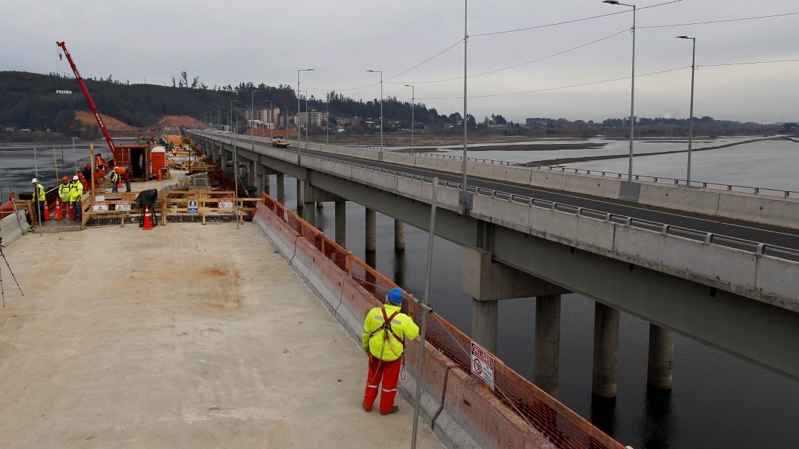 Incertidumbre en regiones por obras públicas suspendidas tras quiebra de constructora Claro Vicuña Valenzuela