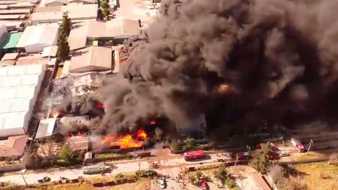 Controlan incendio en San Bernardo: Municipio pide cerrar ventanas por nube de humo