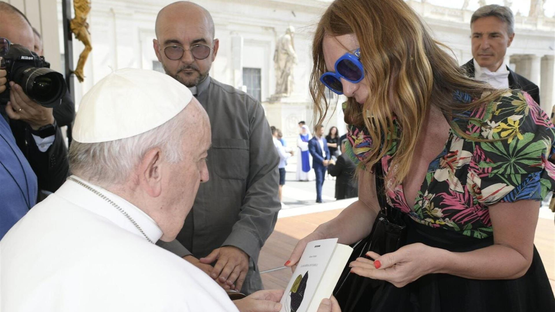 Prostitutas trans de Roma reciben la bendición del papa Francisco todas las semanas