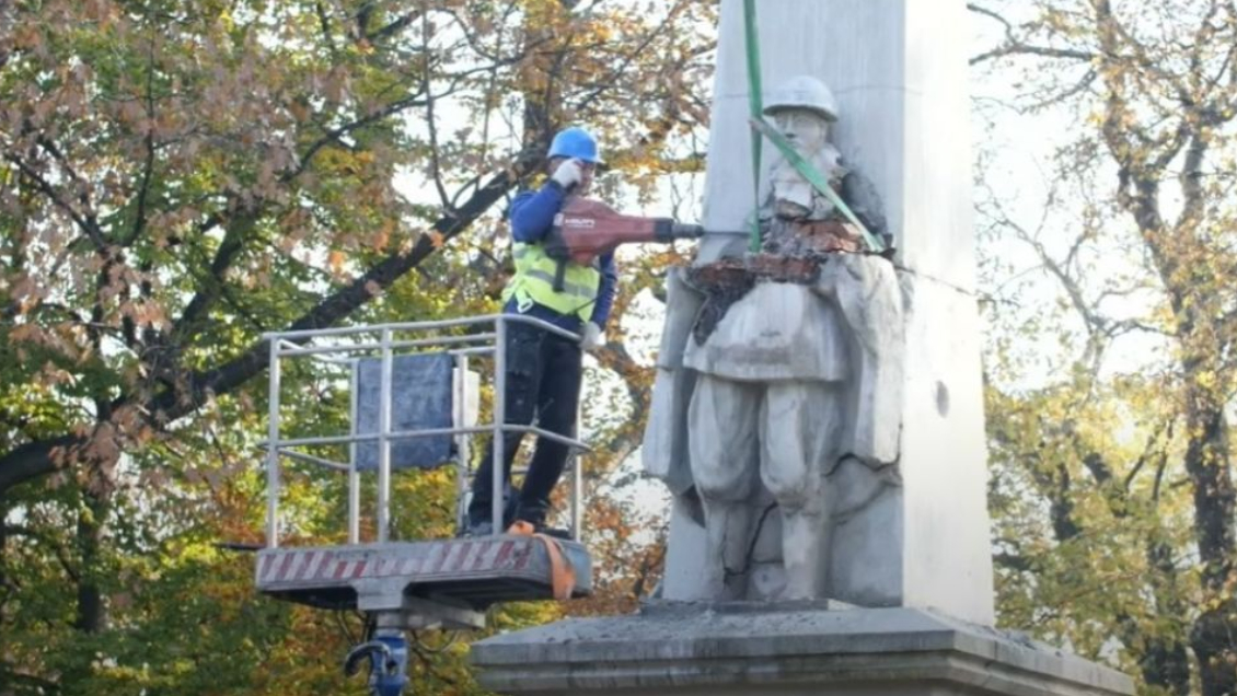 Polonia derribó monumentos soviéticos por ensalzar 