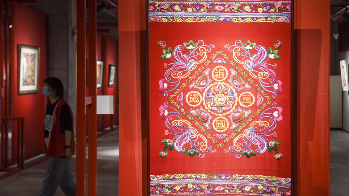 Lo tradicional también está de moda: Bordado para la prosperidad