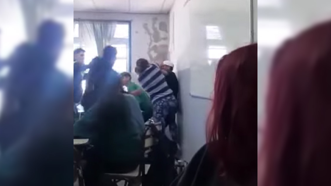 Mamá entró a un aula y atacó a alumno que le hacía bullying a su hijo: 