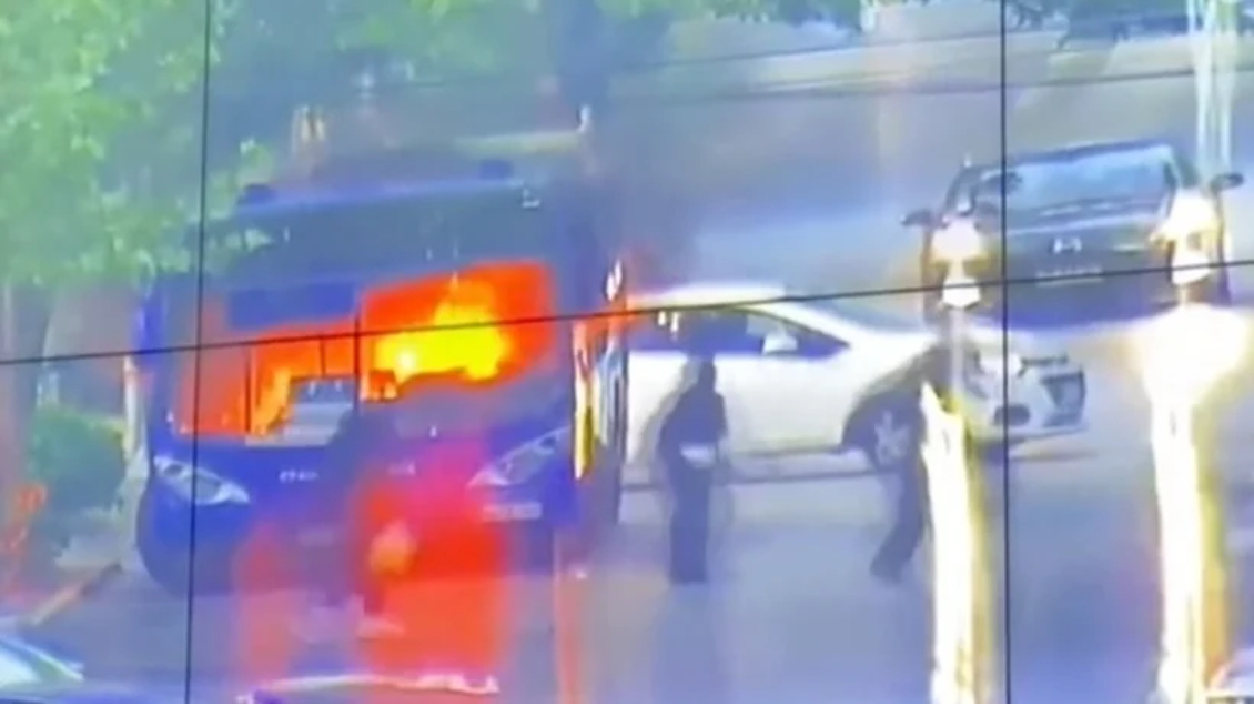 Encapuchados quemaron con bombas molotov una micro en Ñuñoa