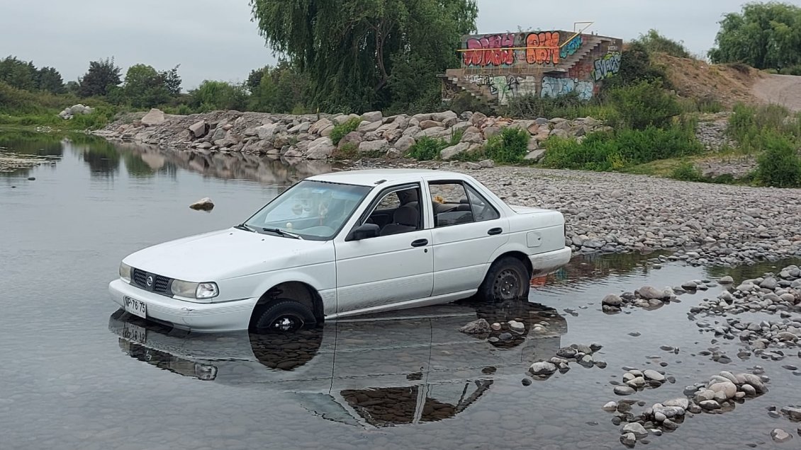 Ladrones quedaron atascados tras intentar huir por el río Teno