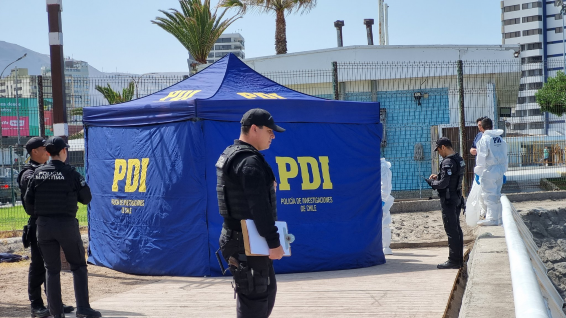 Encuentran cuerpo con un impacto de bala en roqueríos de Iquique