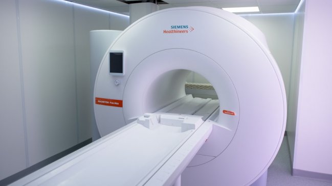 Científicos chilenos buscan hacer imágenes médicas de alta resolución con resonador magnético de bajo campo e IA