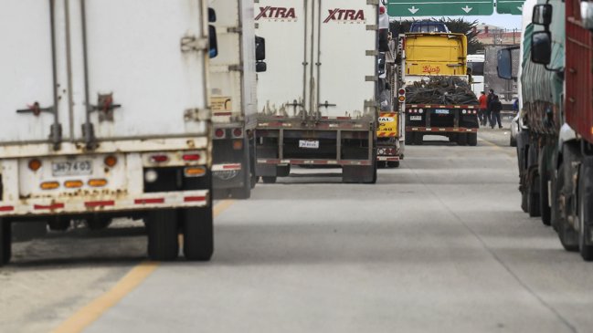 Delincuentes robaron camión con 18 toneladas de salmón: Chofer fue abandonado en maletero de un auto