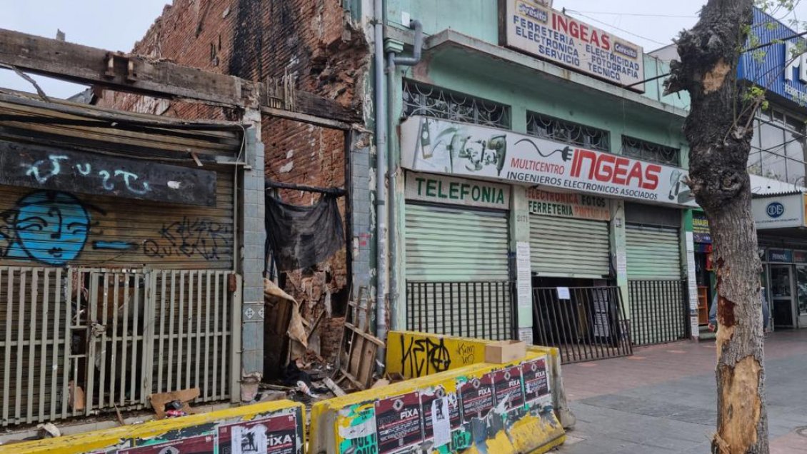 Tradicional ferretería porteña sufre millonario robo: Sujetos hicieron forado desde terreno incendiado