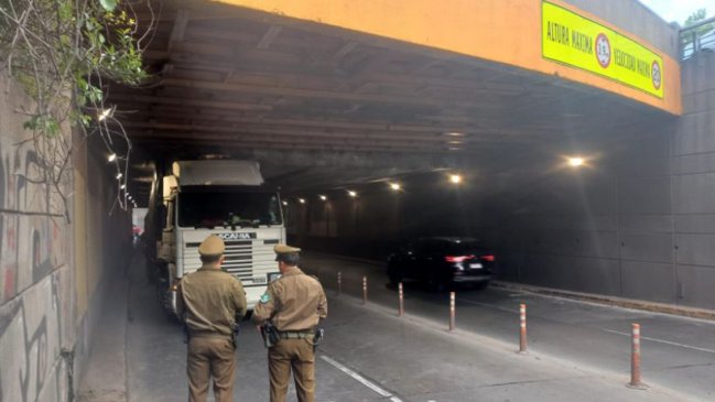 Providencia: Camión quedó atrapado en paso bajo nivel Los Leones
