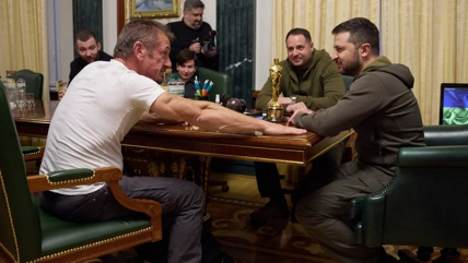   Sean Penn le prestó uno de sus Premios Oscar a Zelenski 