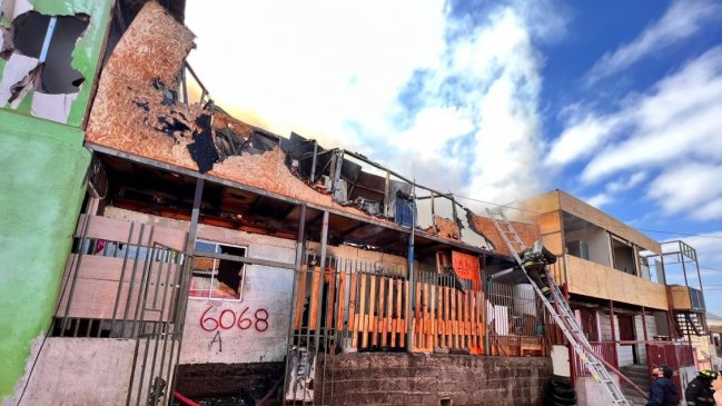 Incendio en Antofagasta destruyó cuatro viviendas y dejó a 14 damnificados