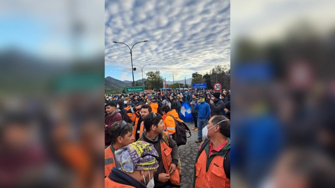 Trabajadores contratistas de El Teniente realizan protesta en sector Maitenes