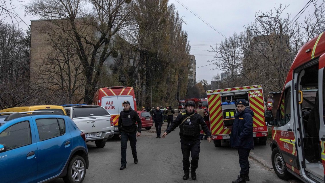 Zelenski pide a la población permanecer en refugios tras nuevos ataques rusos: 