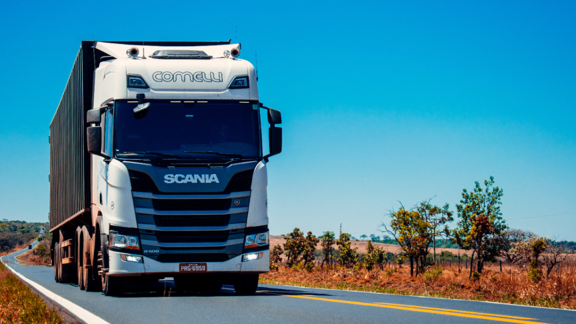 Iba grabándose: Hombre murió tras bailar sobre camión y chocar contra un puente