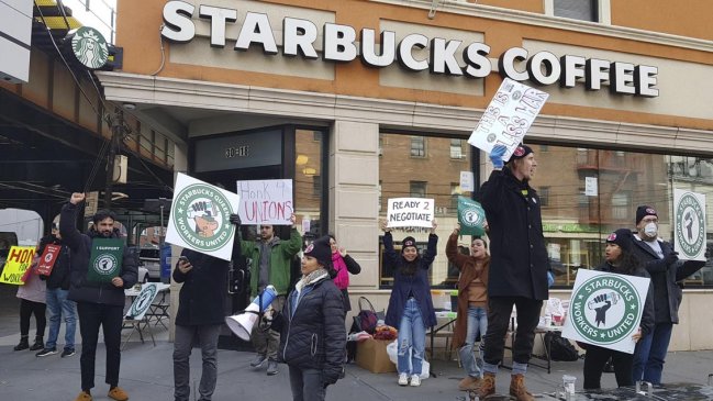 Trabajadores de Starbucks realizan primera protesta a nivel nacional en EEUU