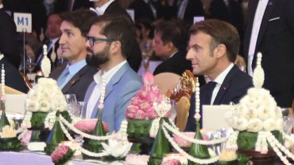   Sentado entre Trudeau y Macron, Boric participó en la cena de honor de la APEC en Tailandia 