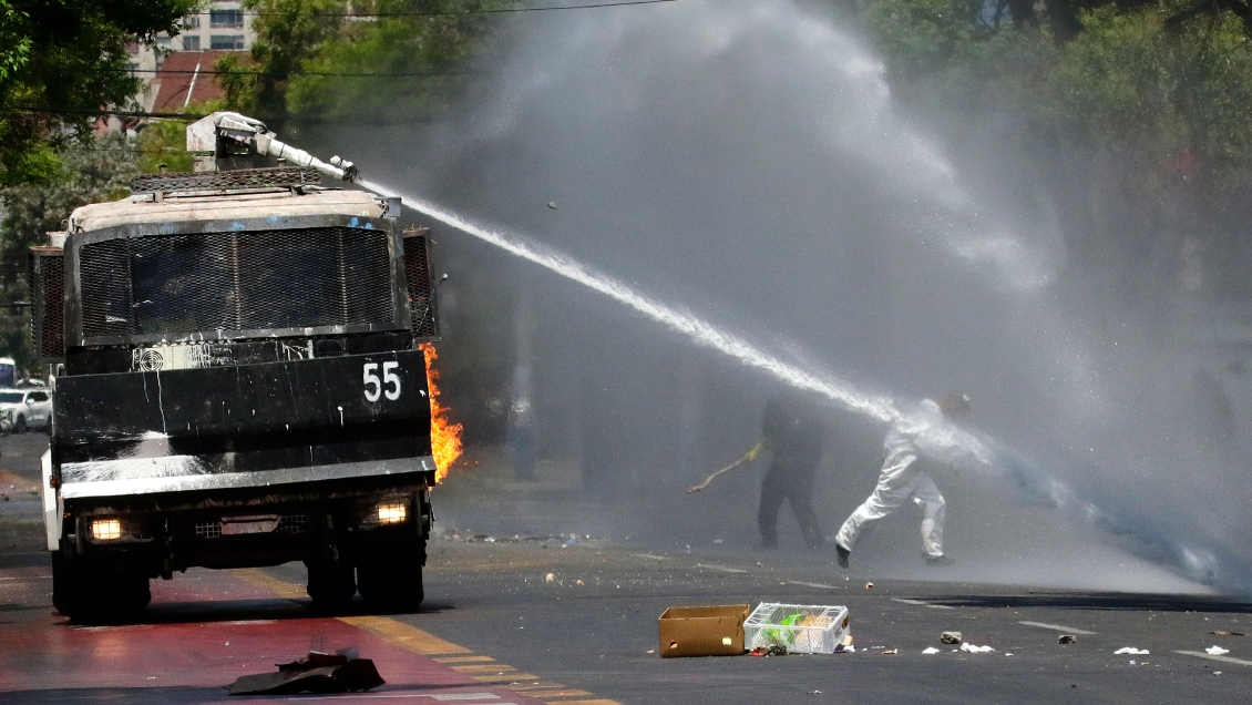 Dos estudiantes y un exalumno del Liceo Barros Borgoño fueron detenidos y acusados de lanzar bombas molotov