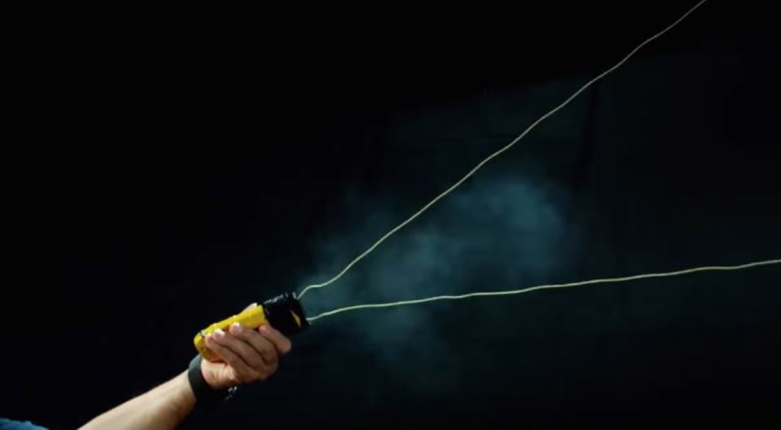 Como la que usa Batman: Carabineros prepara llegada de nueva arma no letal para defensa personal