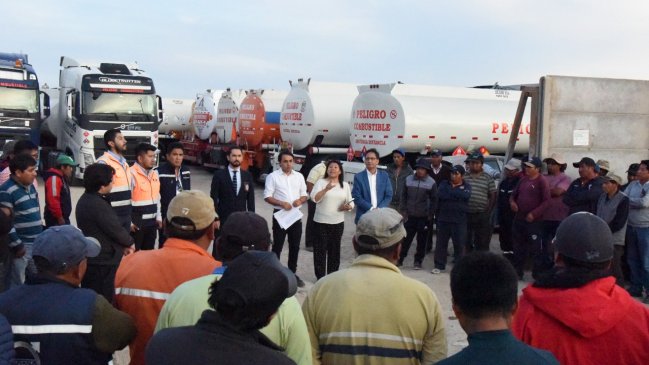 Gobernador de Arica alertó que cientos de camiones bolivianos están varados con carga peligrosa