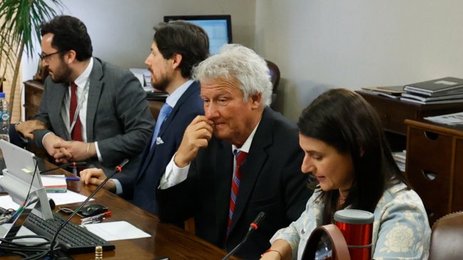 Diplomático afirma que la izquierda impide videoconferencia de Zelenski con el Congreso chileno