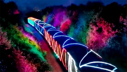 Tren a vapor brinda la magia de la Navidad con coloridas luces