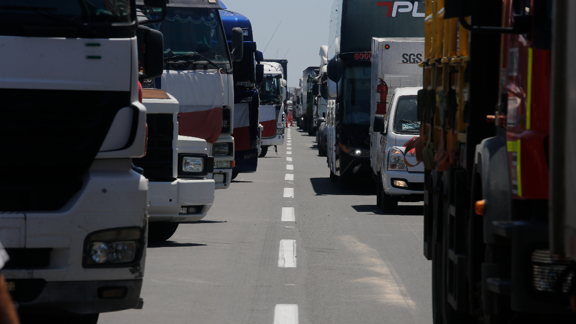 Gobierno logró acuerdo con algunos gremios de camioneros: Los demás siguen en paro por octavo día