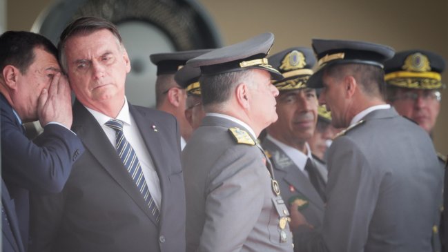 Sin emitir declaraciones, Jair Bolsonaro reapareció en público en un acto militar