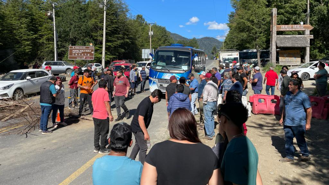 Trabajadores de constructora Claro Vicuña Valenzuela protestan en Panguipulli