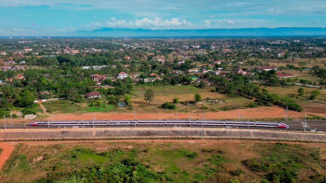 Ferrocarril China-Laos opera con solidez un año después de inauguración