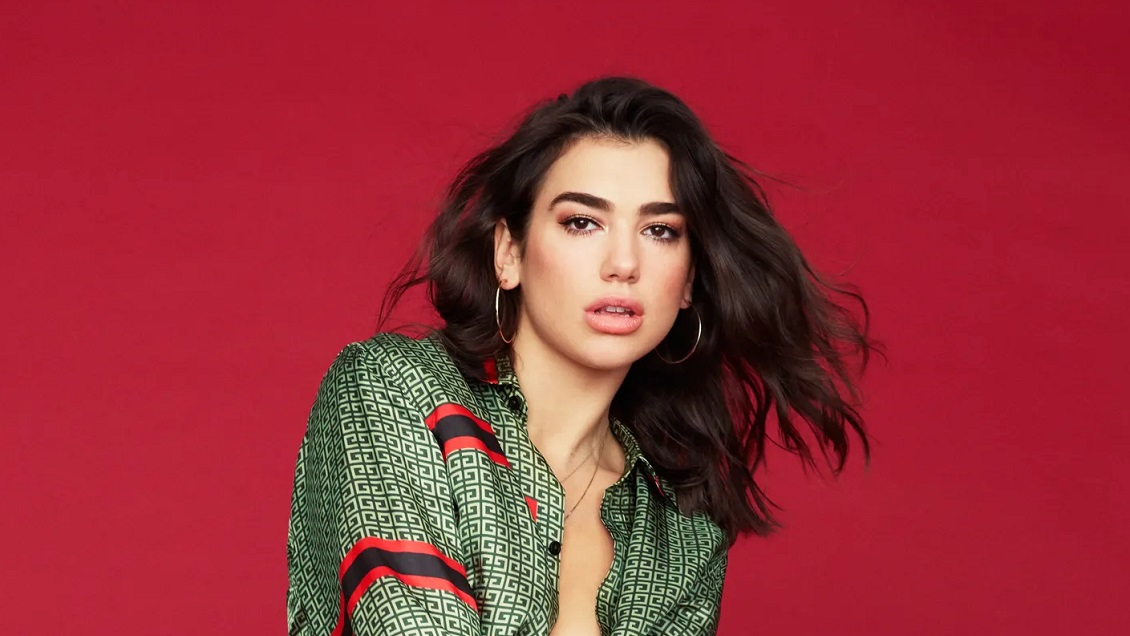 El comentado video viral de Dua Lipa hablando español: La comparan con músico urbano