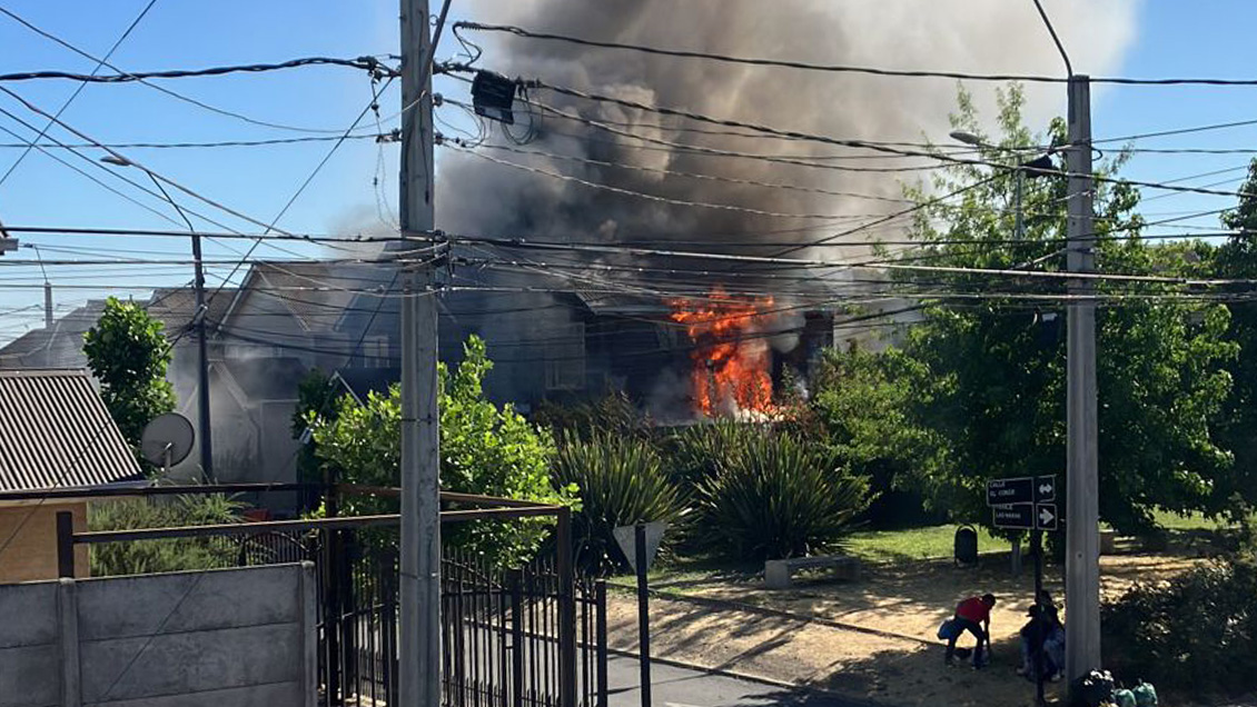 Fuego destruye por completo una vivienda en villa de Curicó
