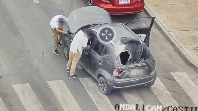 En Mejillones fueron detenidos dos hombres que empujaban vehículo robado en Copiapó