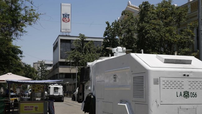 Amago de incendio consumió sala de clases del Instituto Nacional durante protesta