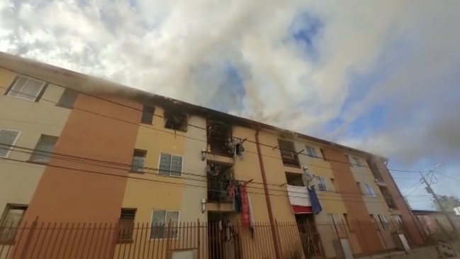 Viña del Mar: Incendio destruye dos departamentos y obliga a la evacuación de un block completo