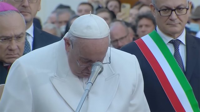 [video] Papa Francisco Lloró Durante Una Oración Por La Paz En Ucrania