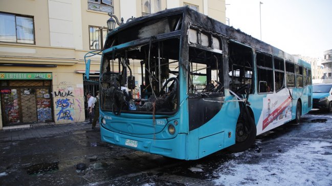 Encapuchados quemaron bus del Transantiago en inmediaciones del Liceo de Aplicación
