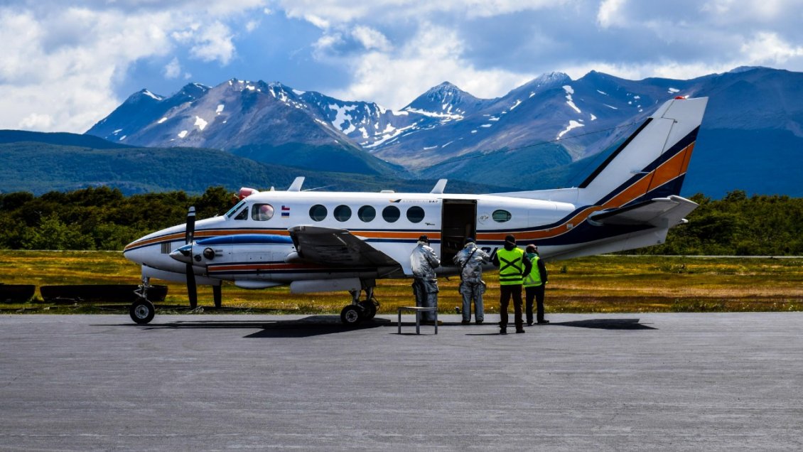 Avión que viajaba desde Puerto Williams a Punta Arenas sufrió desprendimiento de una de sus puertas