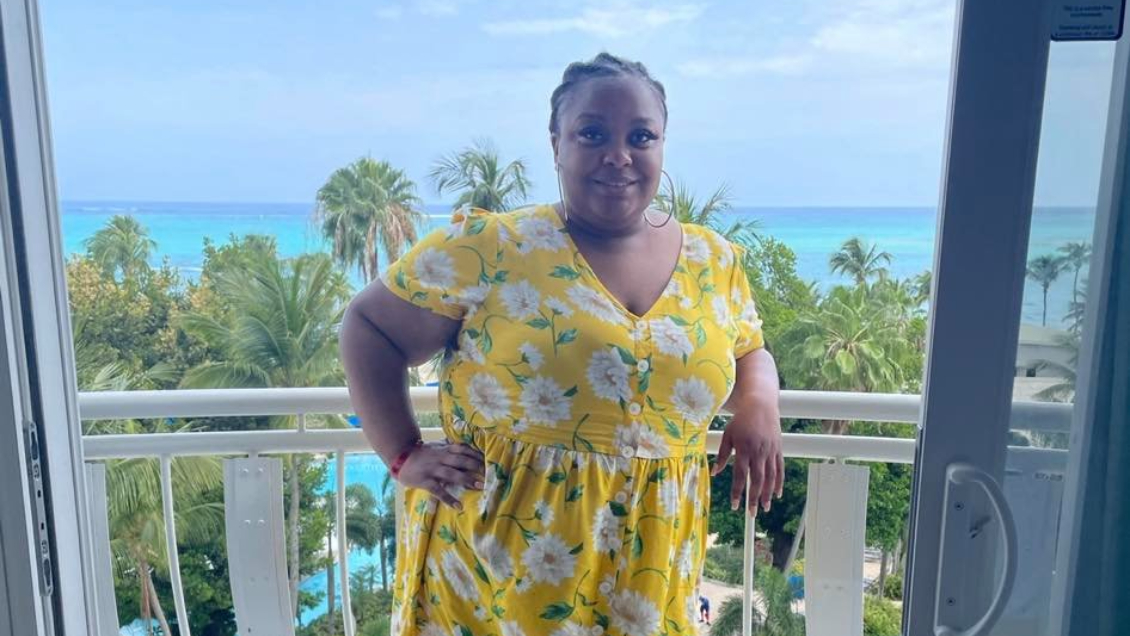 Azafata demanda a aerolínea tras ser despedida por tener sobrepeso