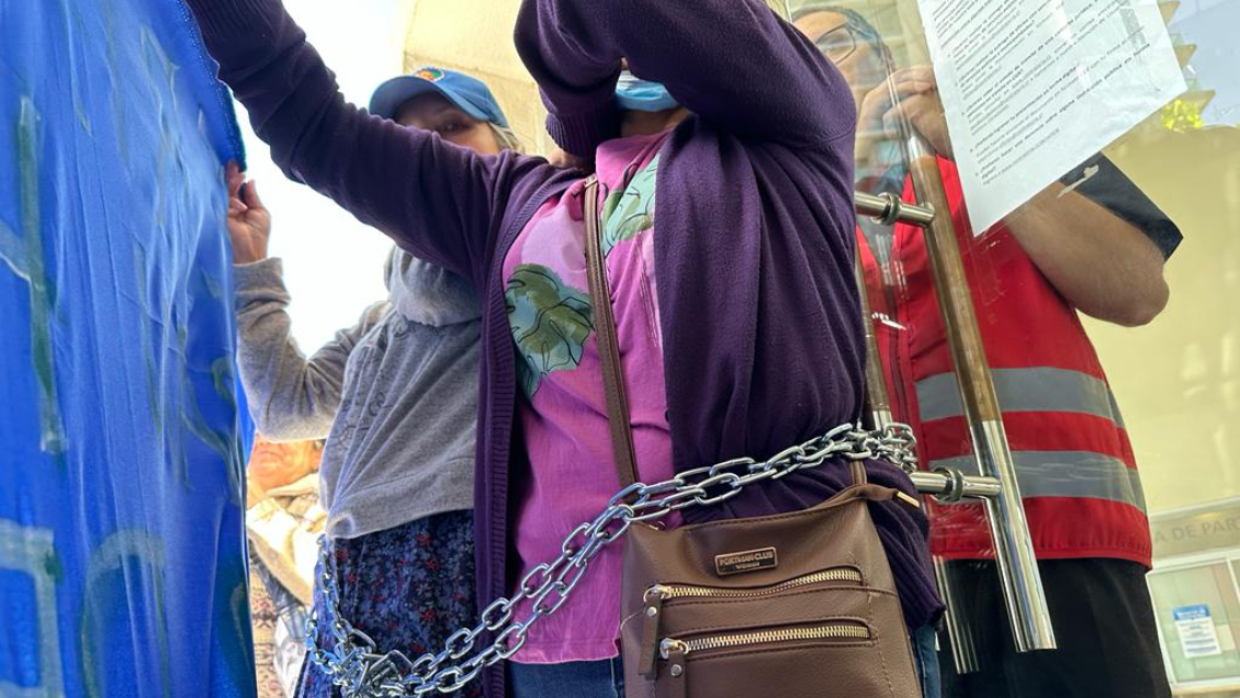 Madre de los hermanos Llaitul en huelga de hambre se encadenó a la Contraloría en Concepción