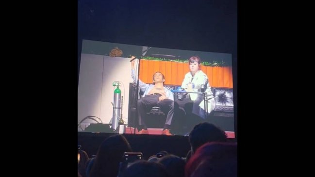 Matt Healy de The 1975 se hizo un tatuaje mientras estaba sobre el escenario