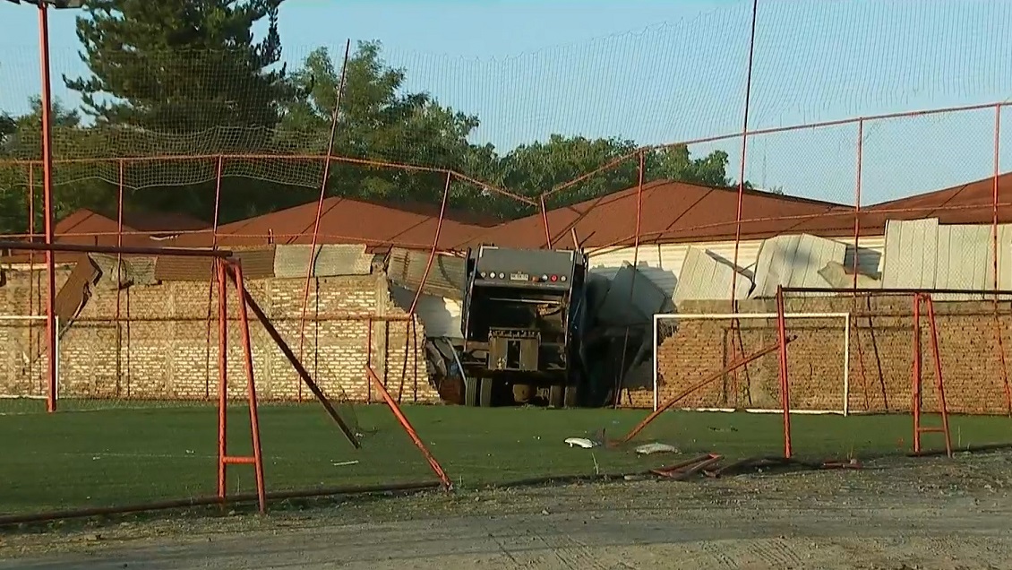 Camión de la basura acabó incrustado en un motel en La Pintana