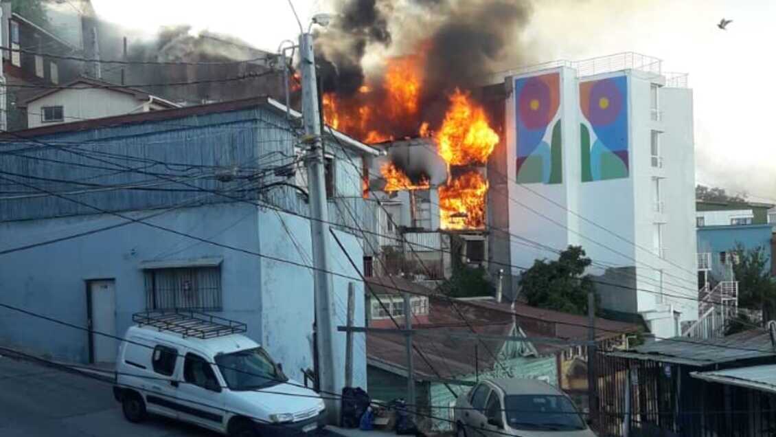 Cuatro casas destruidas y una con daños dejó incendio en Cerro Monjas de Valparaíso