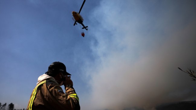 Aún hay cuatro alertas rojas por incendio forestales: Dos en Valparaíso y dos en la Región Metropolitana